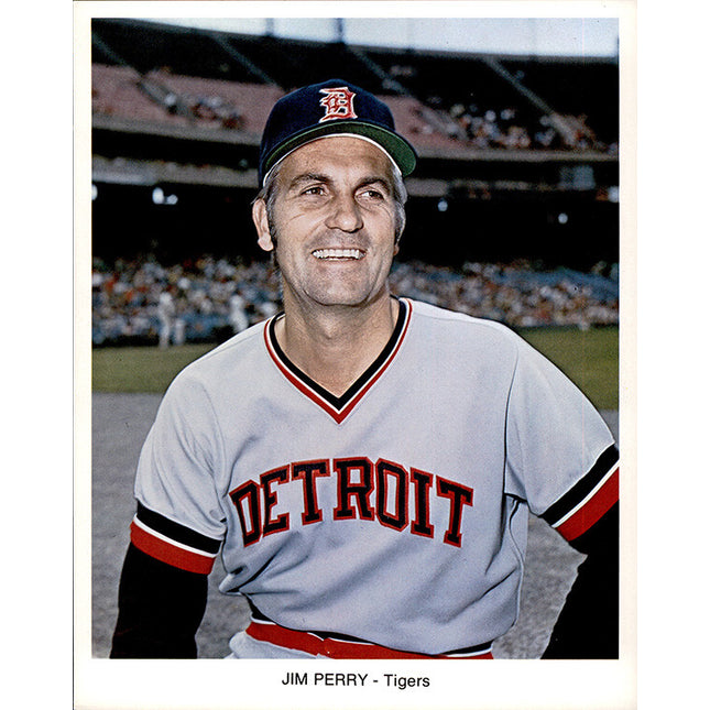 1973 Detroit Tigers Team Issued Jim Perry 7" x 8 5/8" Color photo c06153